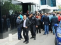 Полиция и съдия изпълнител нахлуха в ТВ7, жива верига пред медията