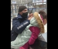 Зрелищно! Арестуваха млада жена без маска в столичното метро
