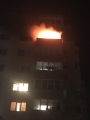 Огнен ад в квартал Струмско. Писъци и гърмежи в апартамент, огнеборците на крак
