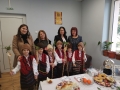 Коледарчета от филиала на ДГ Радост в село Крупник полазиха кмета Иванка Чакалска