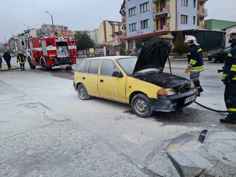 Късмет! Лек автомобил се запали в движение, за малко не взриви бензиностанция "Варко" в Благоевград снимка 2