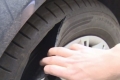 Вандали срязаха гумите на три автомобила в с. Златолист