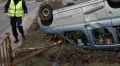Кола се обърна по таван на пътя, петима младежи са ранени