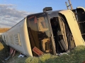 Автобус с бежанци от Украйна се обърна, загина жена