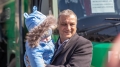 С топла прегръдка кметът Илко Стоянов посрещна украински деца, избягали от войната