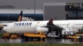 Самолет кацна извънредно в София заради скандал с пътници
