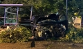 20-годишен разчлени автомобил след удар в дърво, стълб и автобусна спирка