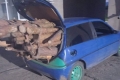 Горски служители от ТП  ДГС Дупница  задържаха автомобил с дърва, бракониерите оказали съпротива и опитали да запалят колата в момента на задържането и