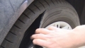 Деца нарязоха гумите на седем автомобила