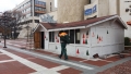 Местят от площада в градската градина празничното градче за Коледа в Благоевград