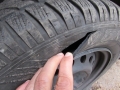 Срязаха гумите на два автомобила в Банско