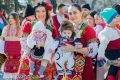 Деца с медали от кукерския фестивал в Благоевград