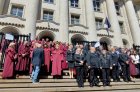 Стотици прокурори и следователи се събраха пред Съдебната палата в София