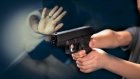 В УЧИЛИЩЕН ДВОР: Тийнейджъри стрелят с пистолети към малки деца