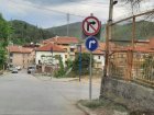 Безумие с пътни знаци смущава шофьорите на оживено кръстовище в Благоевград