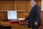 Преди гласуването на кабинета: Бойко Борисов насаме с Библията и Конституцията