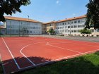 Спортната площадка на СУ Неофит Рилски  в Банско е напълно обновена