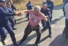 Напрежението ескалира! Първи кадри от сблъсъка между протестиращи и полиция на АМ Струма