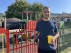 Акция  Доброволци  продължава, боядисаха част от оградата на детската площадка в кв. Ораново