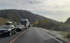 Камион аварира на Е-79 край Сандански, движението е затруднено
