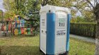 Община Симитли постави химически тоалетни за посетителите на градската градина в града