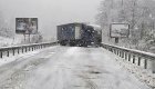 Сняг затрупа прохода Предел, камион препречи пътя
