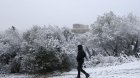 Снежни бури в Гърция: Спрени фериботи, ниски температури и заледени пътища