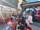 Дядо Коледа и Снежанка изненадаха децата от улица Родопи в Симитли
