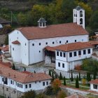 Каква е легендата за построяването на златната църква в село Тешово