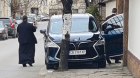 Свещеници паркират скъпи коли на тротоар в Кюстендил СНИМКИ