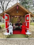 Баба Марта се настани в къщичка в Градската градина в Благоевград