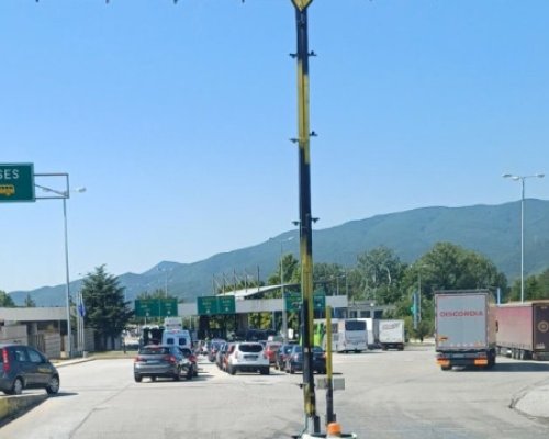 Интензивен е трафикът на товарни автомобили на изход на граничните пунктове по границите с Турция и Румъния