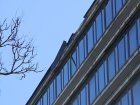 Бъдете нащрек: Опасна ламарина виси от фасадата на хотел в Благоевград