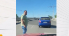 Агресивен шофьор нападна жена на пътя, счупи огледалата на автомобила и