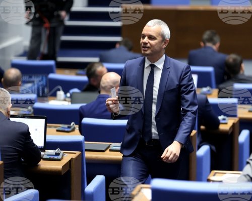 От  Възраждане  поискаха оставката на председателя на Народното събрание Росен Желязков