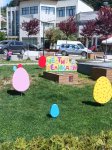 Шарени пъстроцветни яйца и зайчета красят централната част в Белица за Великден