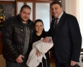 Кметът Камбитов ориса първото бебе на 2016 година в Благоевград