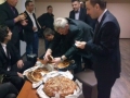Председателят на ОБС-Благоевград Радослав Тасков поиска прошка на общинските съветници, като ги почерпи с баница и питка