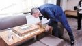 Общинският съветникът Рашко Динков духна 39 свещички върху торта подарък, председателят на ОбС Р. Тасков му пожела сладък живот