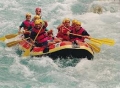 Със скок от 5-метрова скала във водите на река Струма кръщават спусналите се за първи път с лодки по реката в Кресненското дефиле
