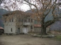 Трима жители и четири организации обитават и съществуват в кресненското село Влахи