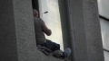Пети час продължава драмата с мъж, който заплашва, че ще скочи от прозореца на жилищен блок в благоевградския кв. Грамада