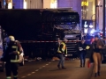 12 убити а други 48 ранени, след като камион се вряза в Коледен базар в Берлин