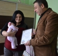 Кметът д-р Атанас Камбитов ориса първото бебе на Благоевград за 2017 година