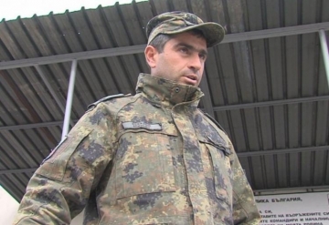 Майката на спасения от мл. сержант Атанас Секулов с благодарности към него