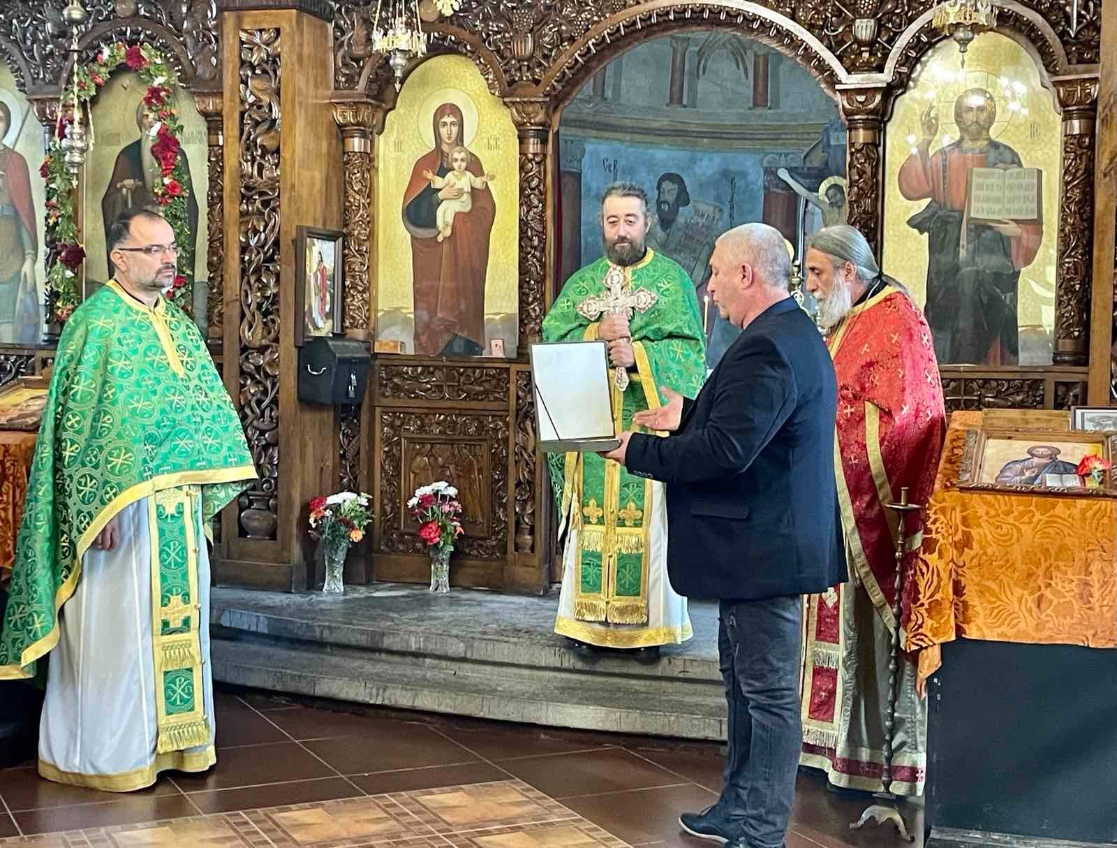 Светият кръст дариха миряните в Кресна на своя храм за неговата 80 - годишнина