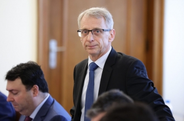 Протестиращи нападнаха министър Денков пред Министерски съвет