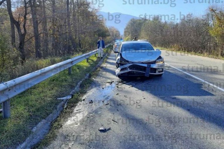 Трима пострадаха при катастрофа между два автомобила на Предел