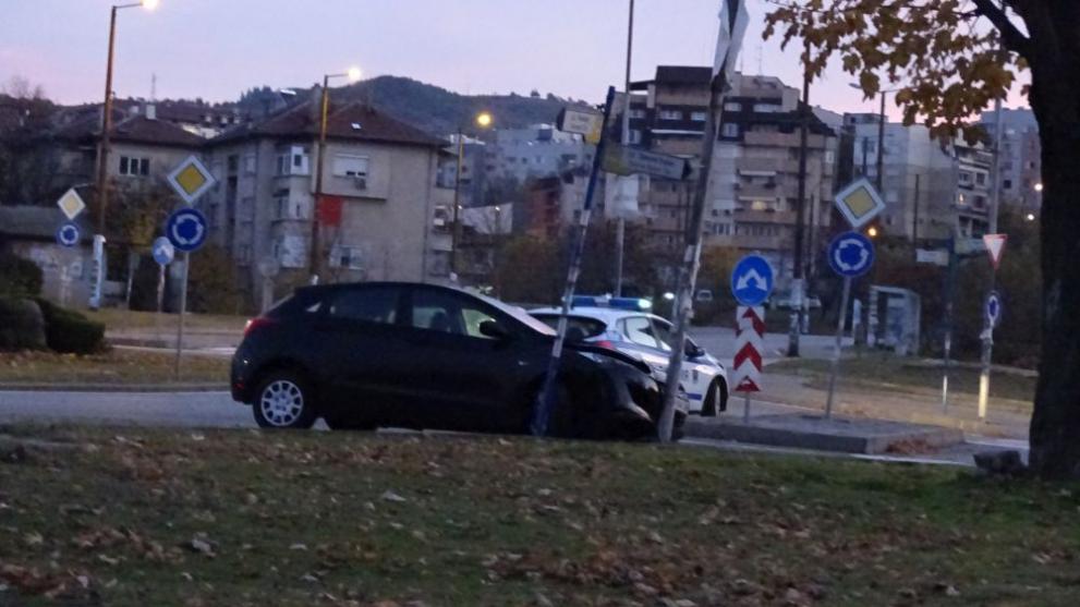 Инцидент в Благоевград, лек автомобил се заби в стълб