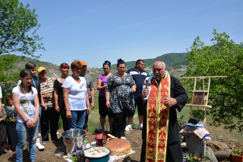 Първа копка на нов параклис в Брежани и храмов празник в симитлийското село Черниче  на Георгьовден